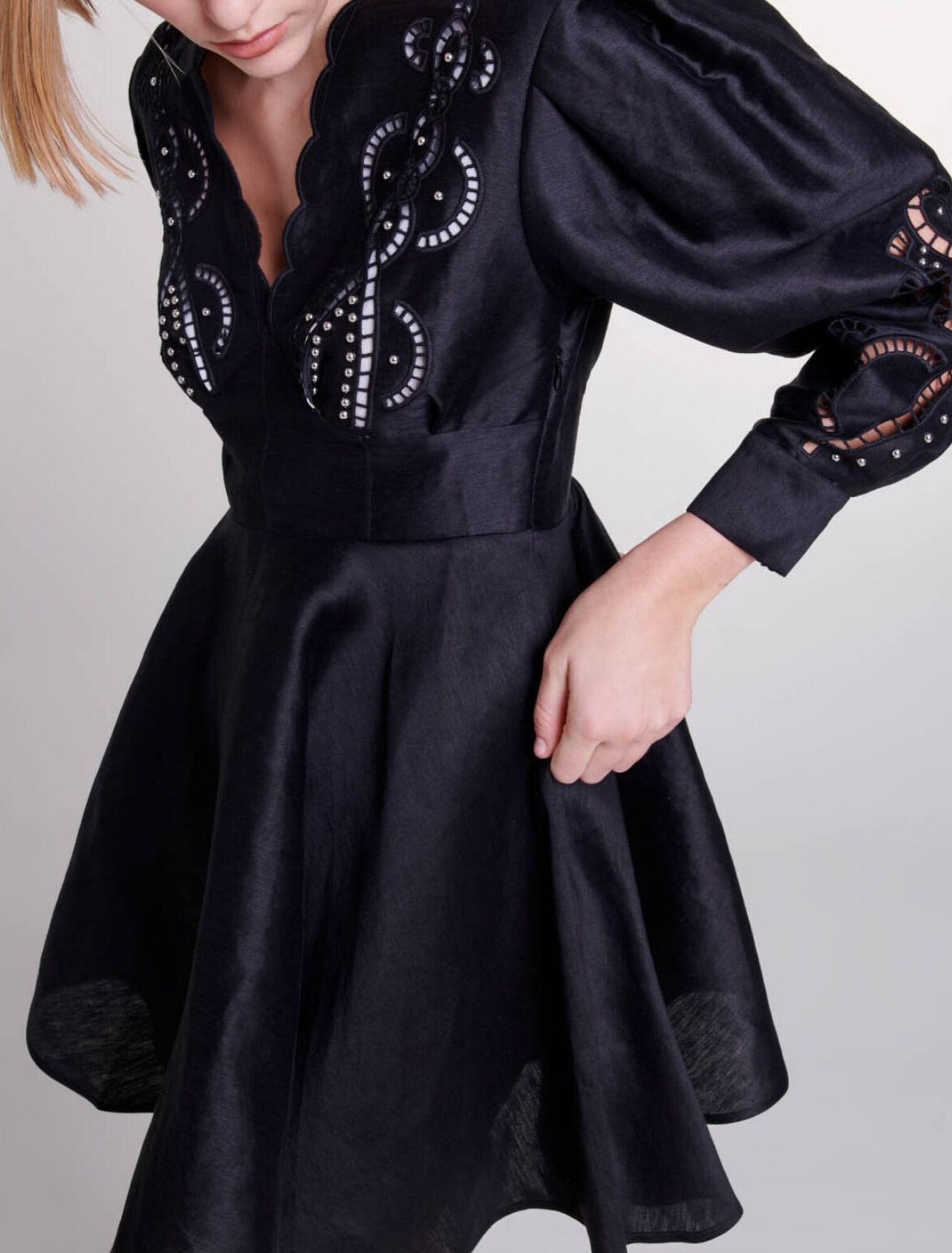 Kurzes Leinenkleid mit Stickerei