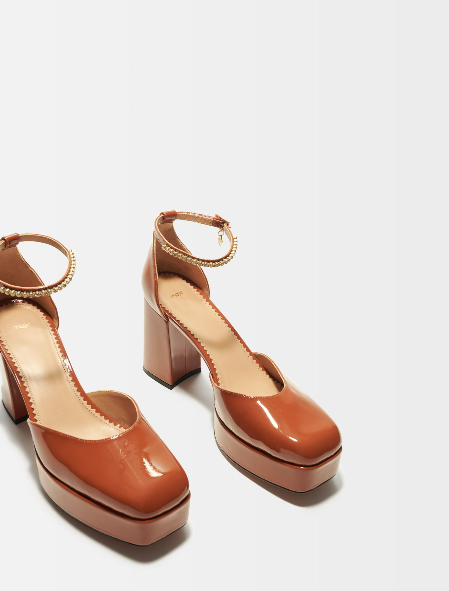 Lackpumps mit Plateau