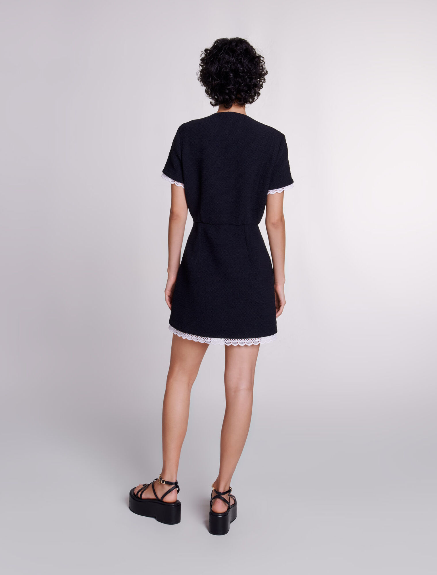 Kurzes Kleid aus Tweed mit Borten