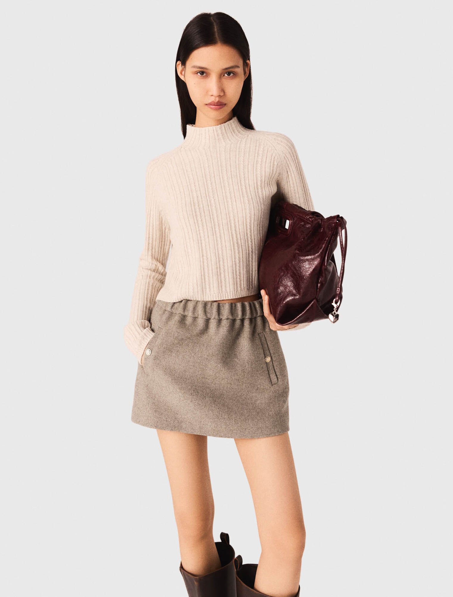 Kurzer Pullover aus Zopfstrick