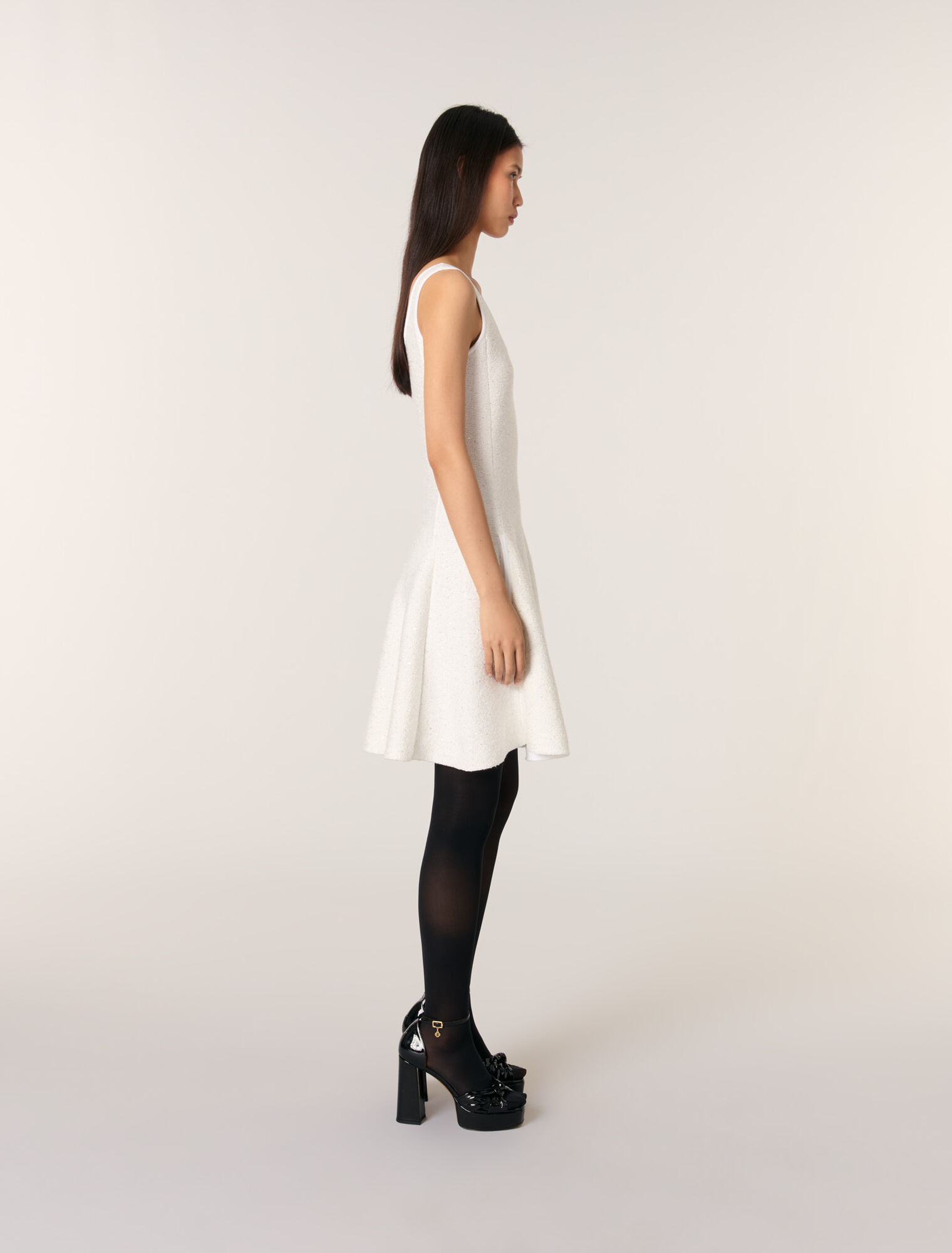 Kurzes Strickkleid mit Pailletten