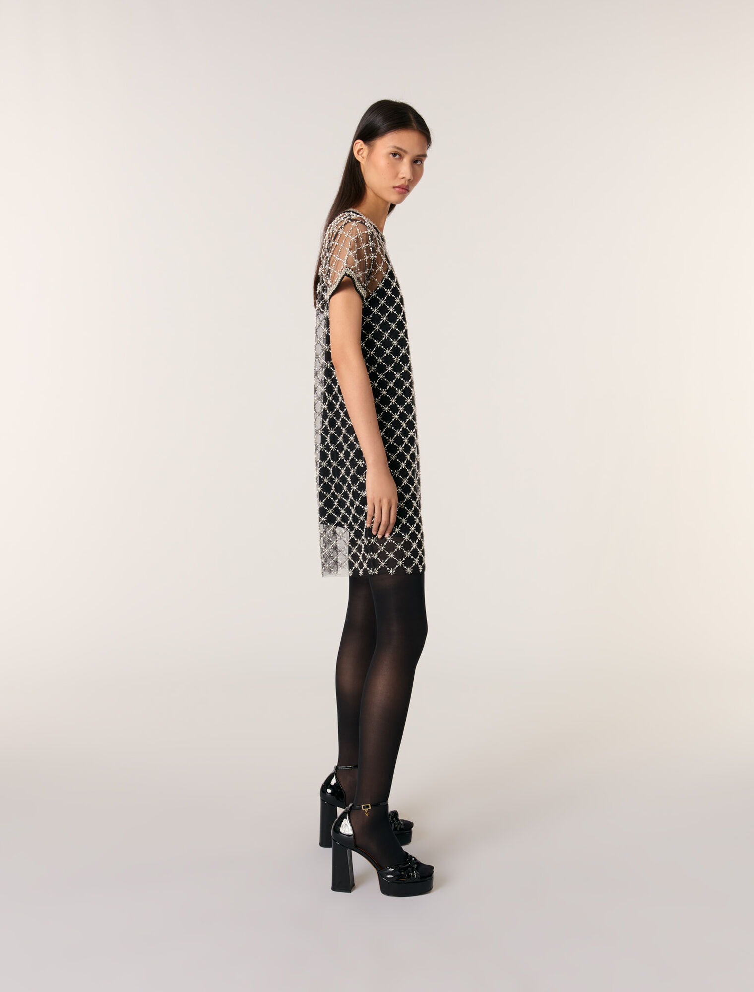 Kurzes Kleid aus besticktem Tüll