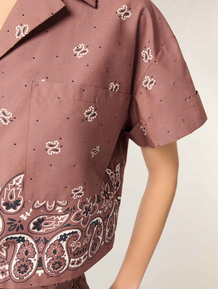Kurze gemusterte Bluse mit Strass