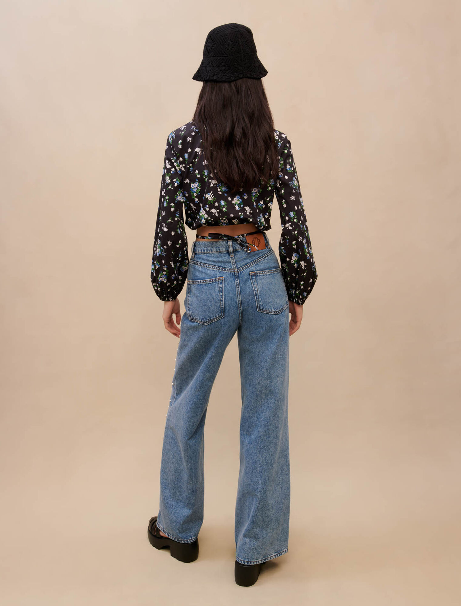 Weite Jeans mit Perlenbesatz