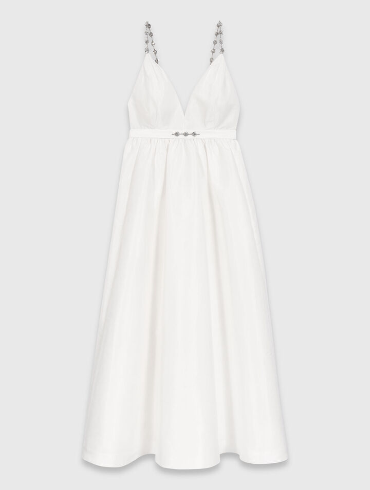 Langes Taftkleid mit Schmuck