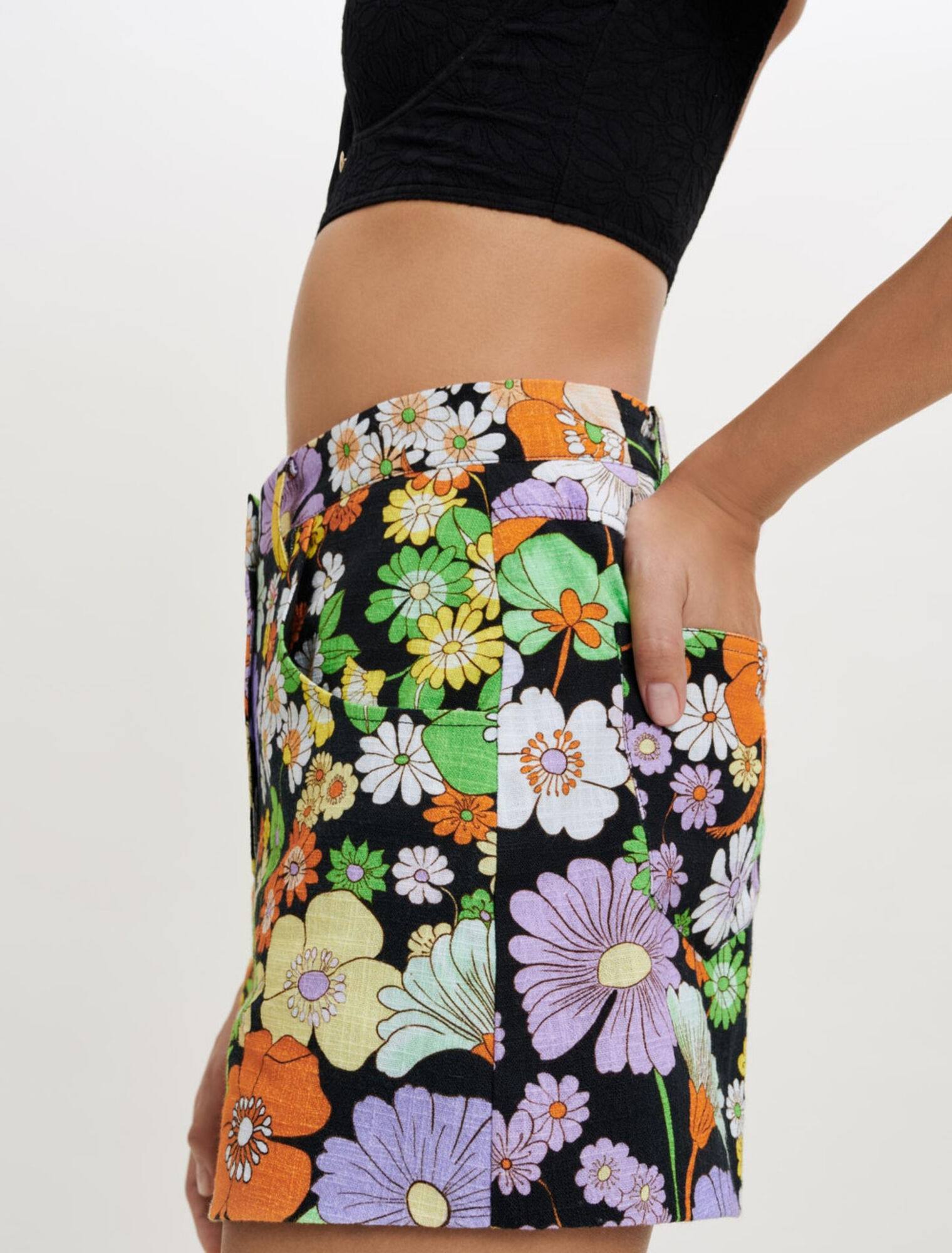 Shorts mit 70er-Jahre-Blumenprint