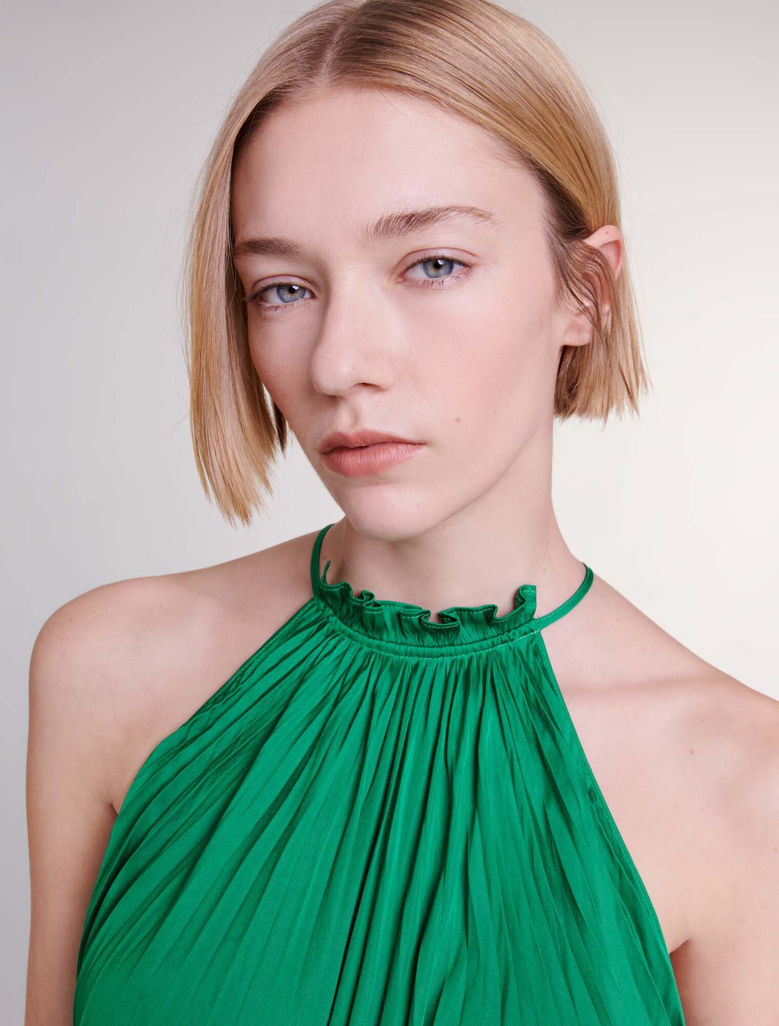 Langes, plissiertes Kleid aus Satin