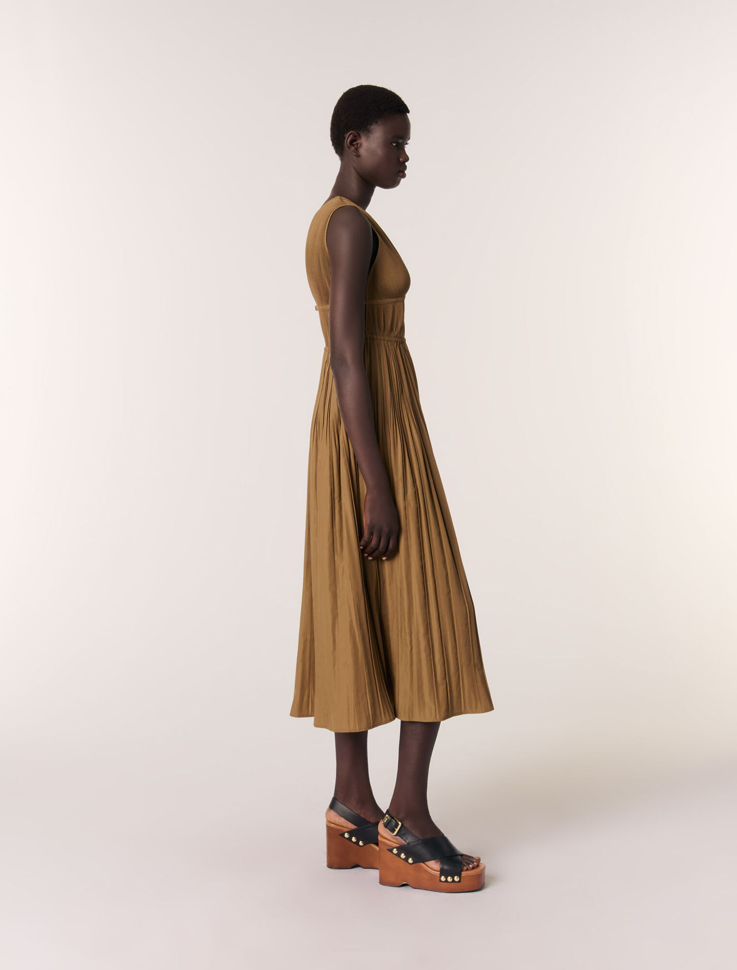 Plisseekleid mit Schmuckausschnitt