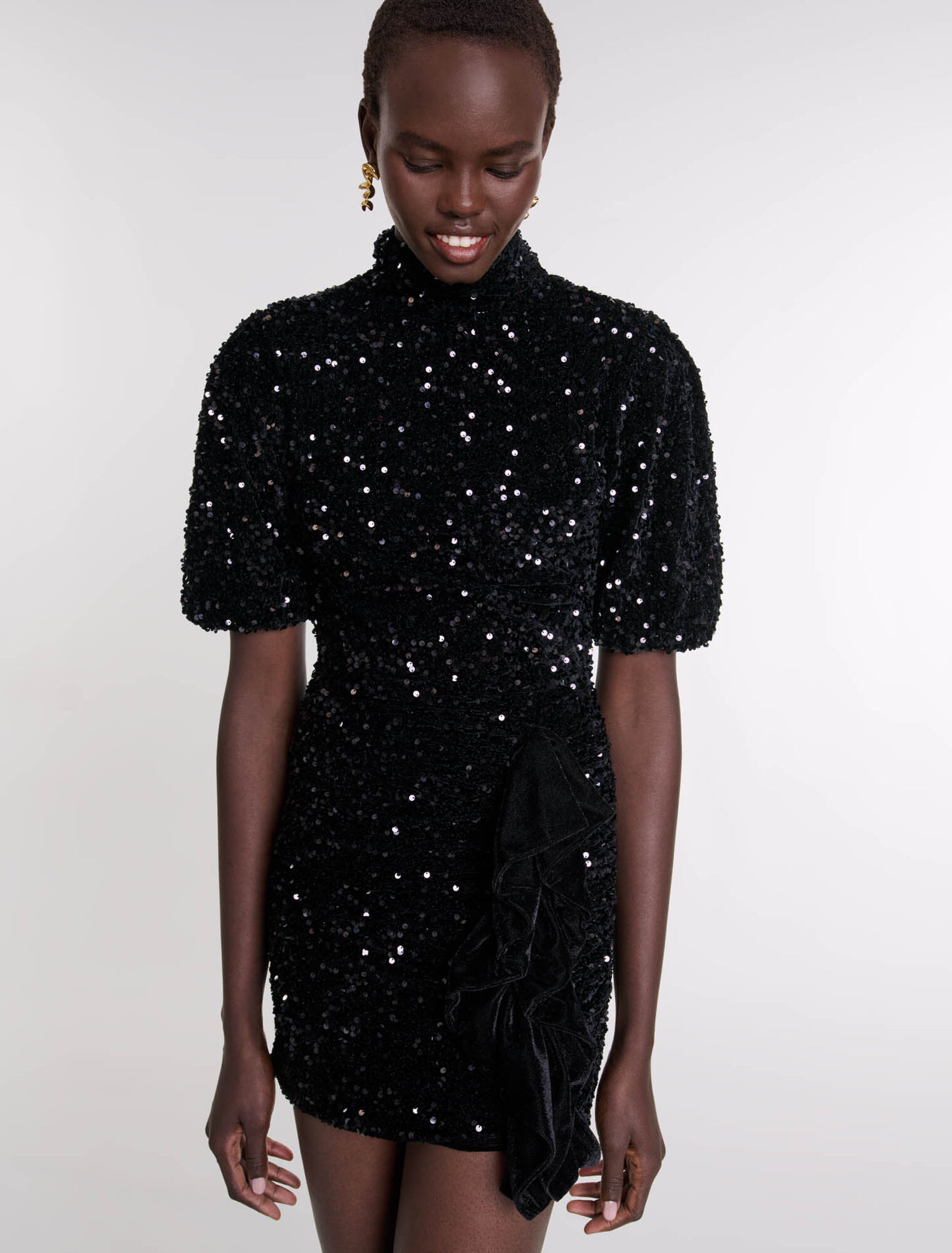 Kurzes Samtkleid mit Pailletten
