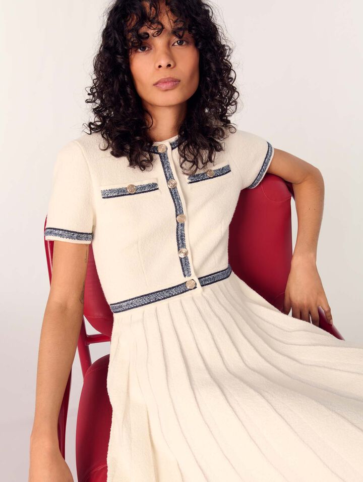 Kurzes Plissee-Kleid aus Strick