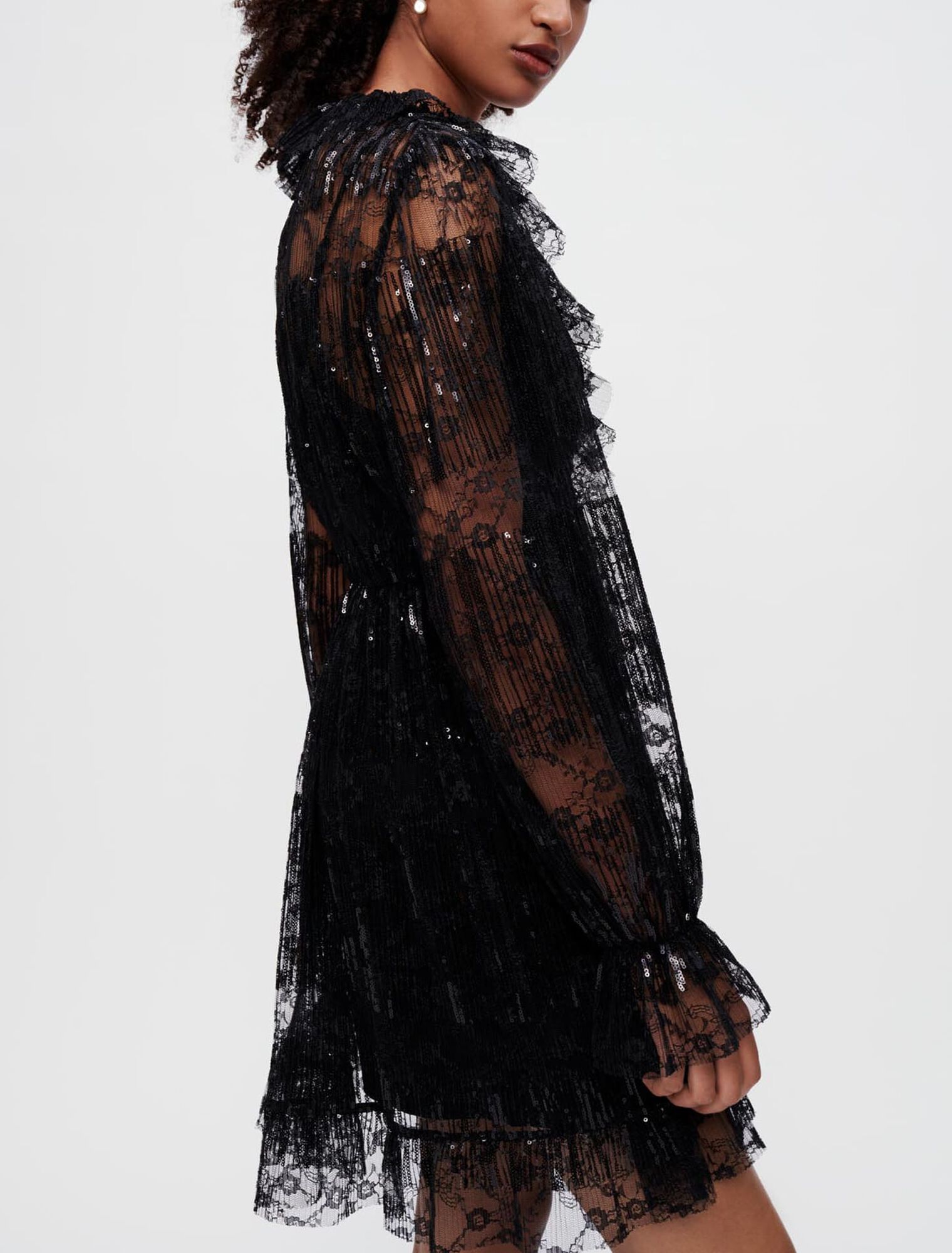 Kleid aus schwarzer plissierter Spitze