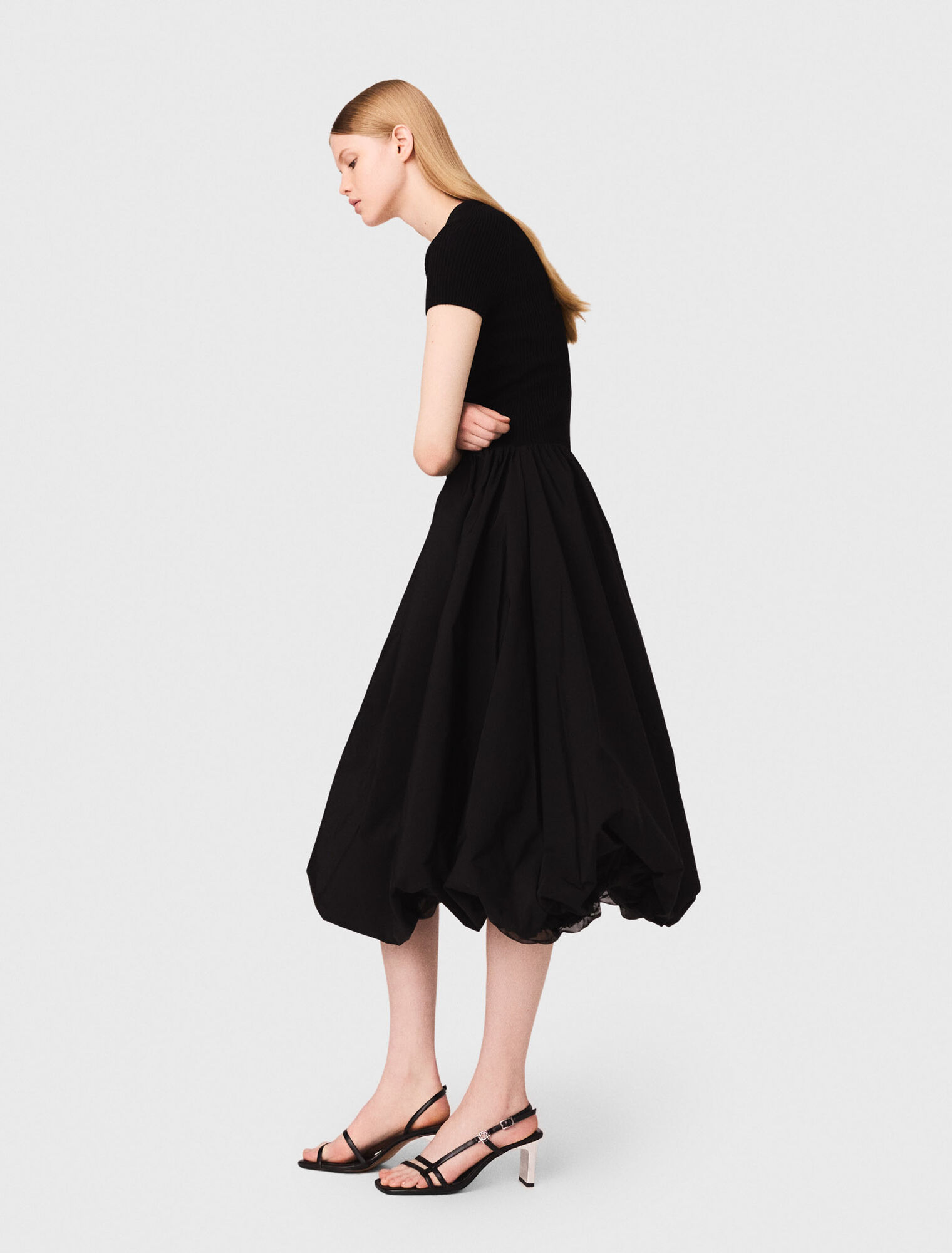 Langes Kleid aus Strick und Taffeta