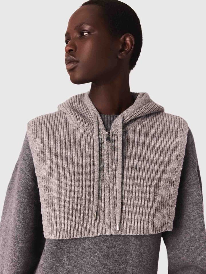Langes Kleid im Materialmix