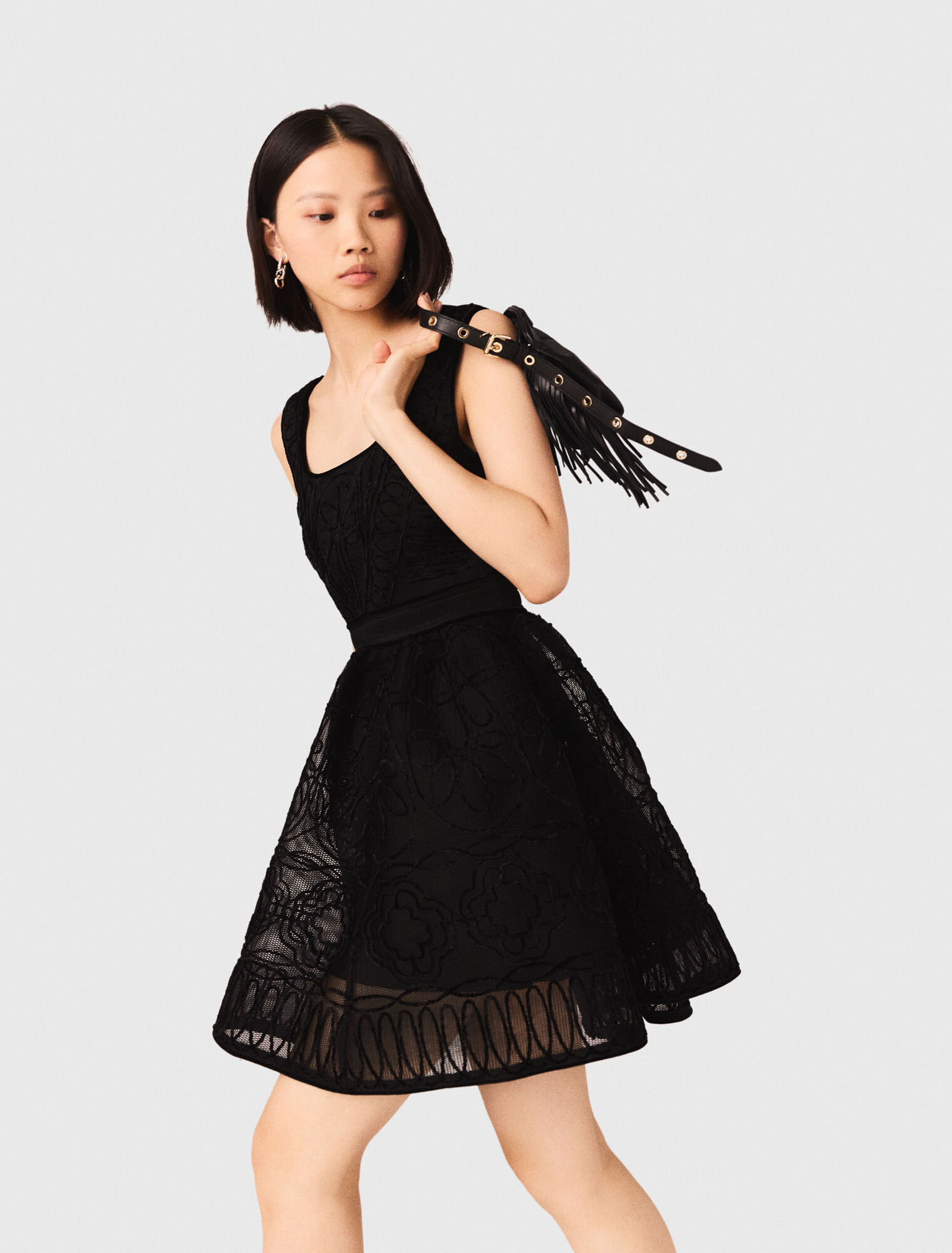 Kurzes besticktes Korbstrick-Kleid