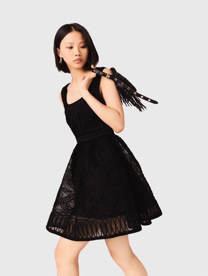 Kurzes besticktes Korbstrick-Kleid