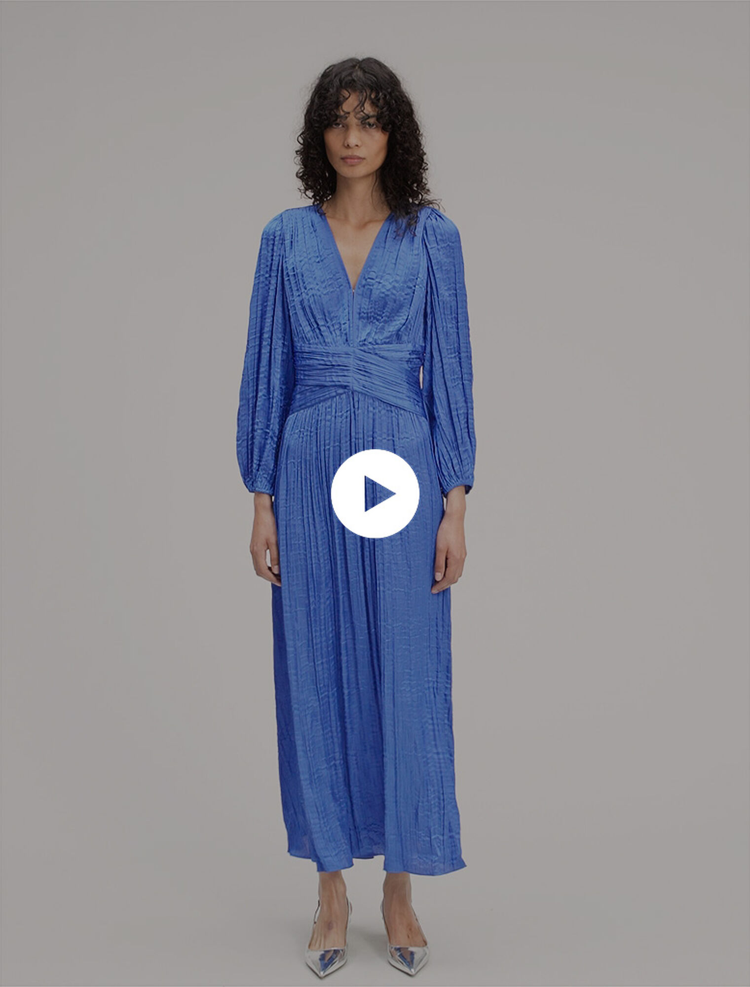 Langes plissiertes Kleid aus Satin