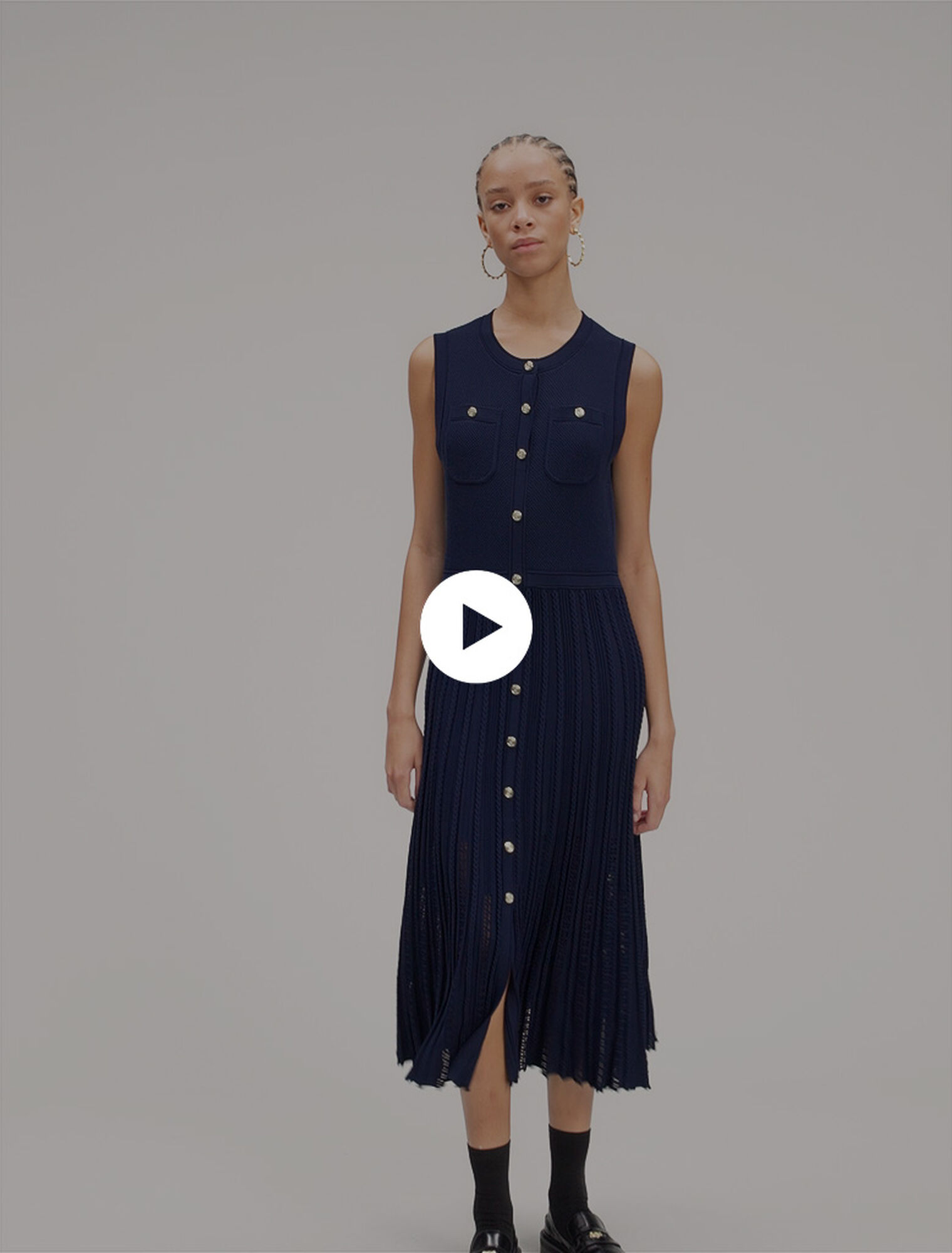 Langes, plissiertes Strickkleid