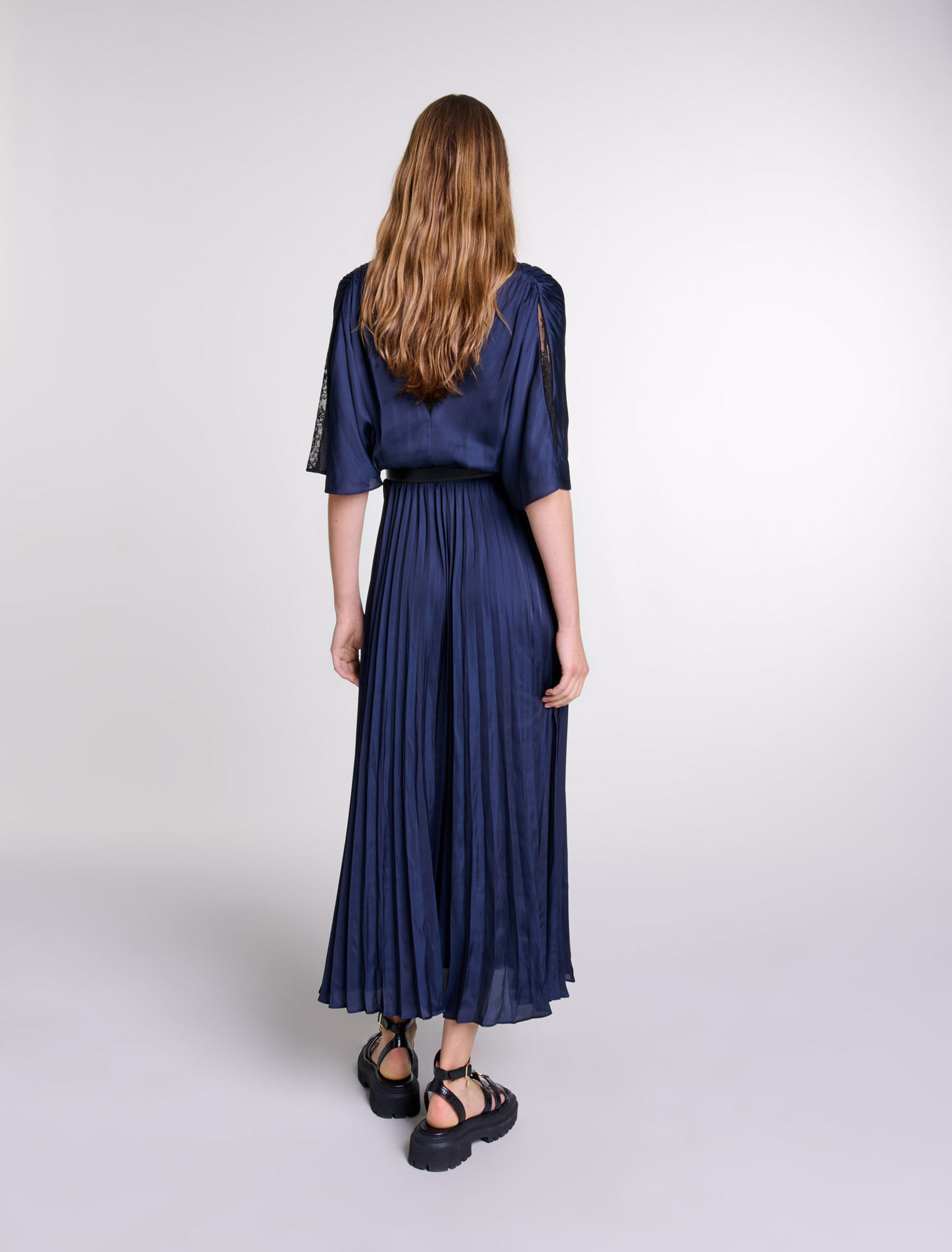 Langes Plissee-Kleid mit Spitze