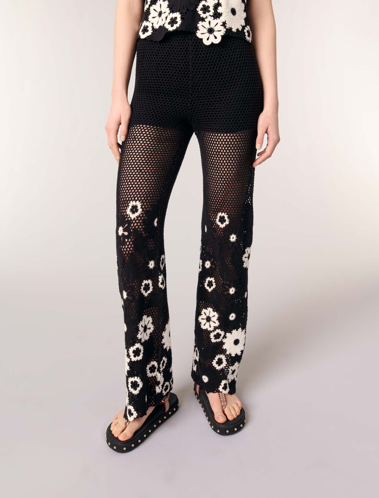 Gehäkelte Hose mit Blumenmotiv
