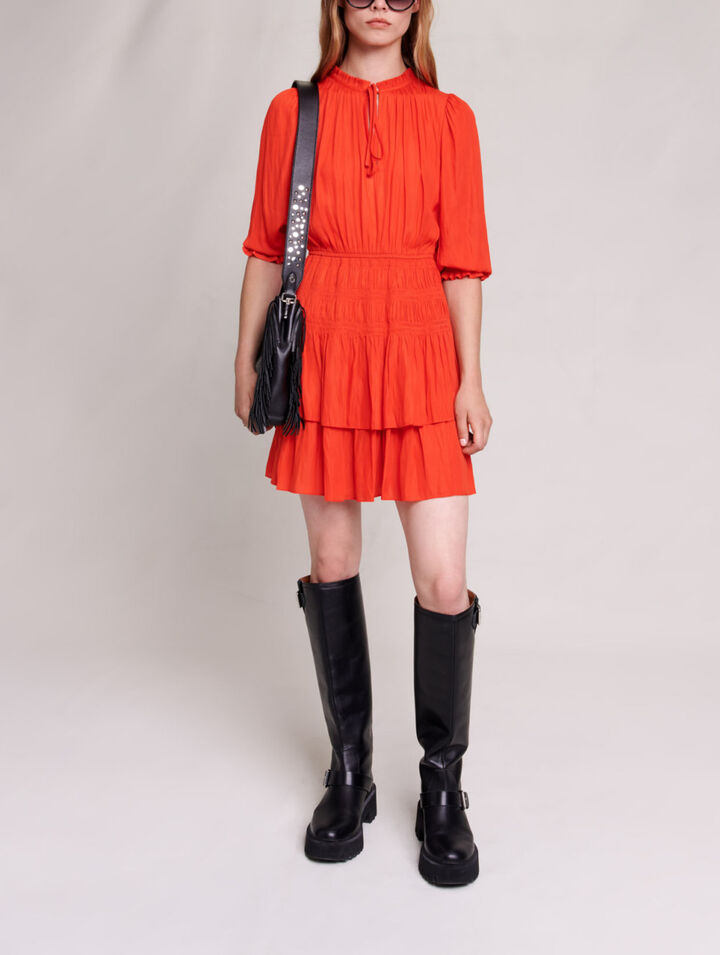 Kurzes, gesmoktes Kleid aus Satin