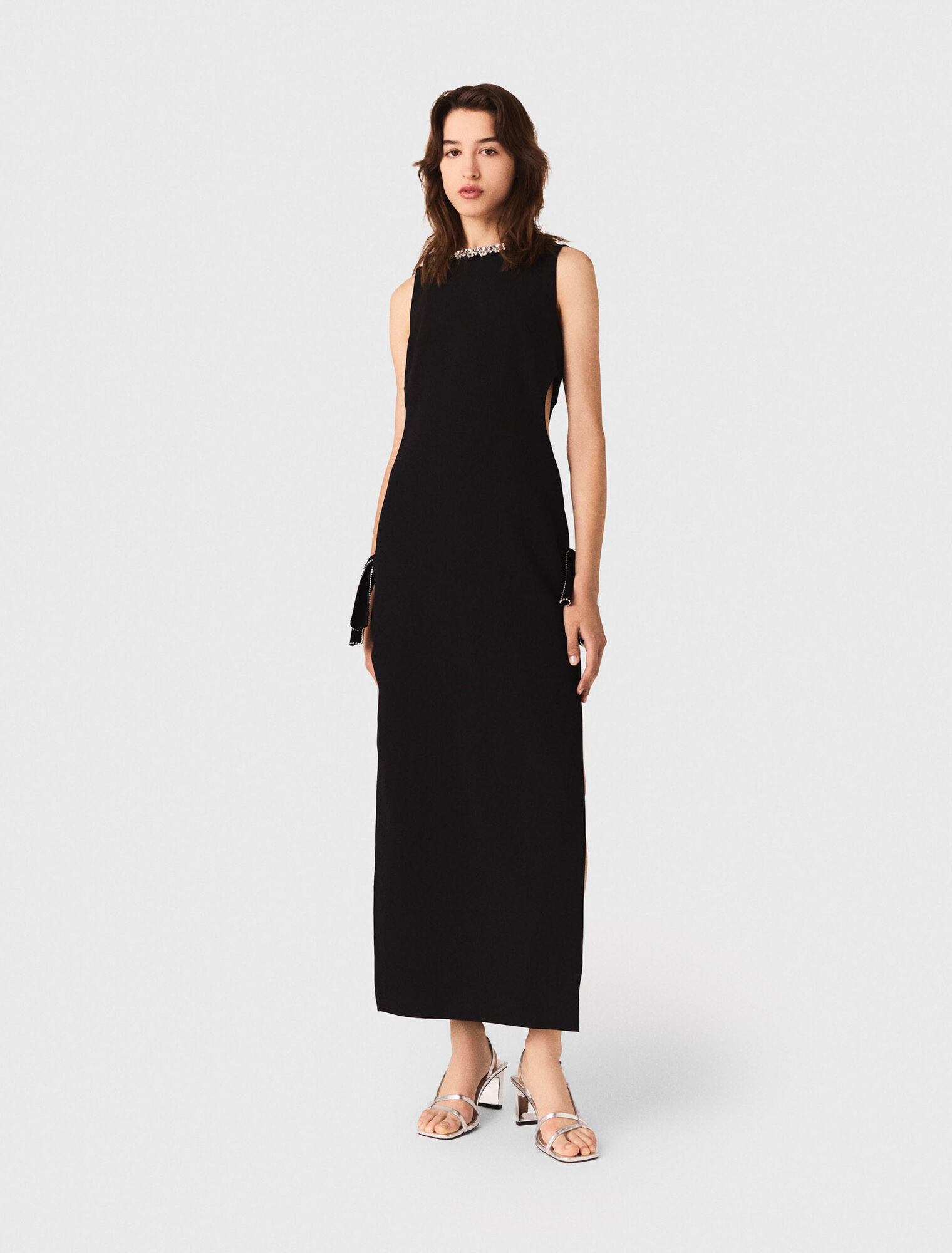 Langes Kleid mit Schmuckkragen