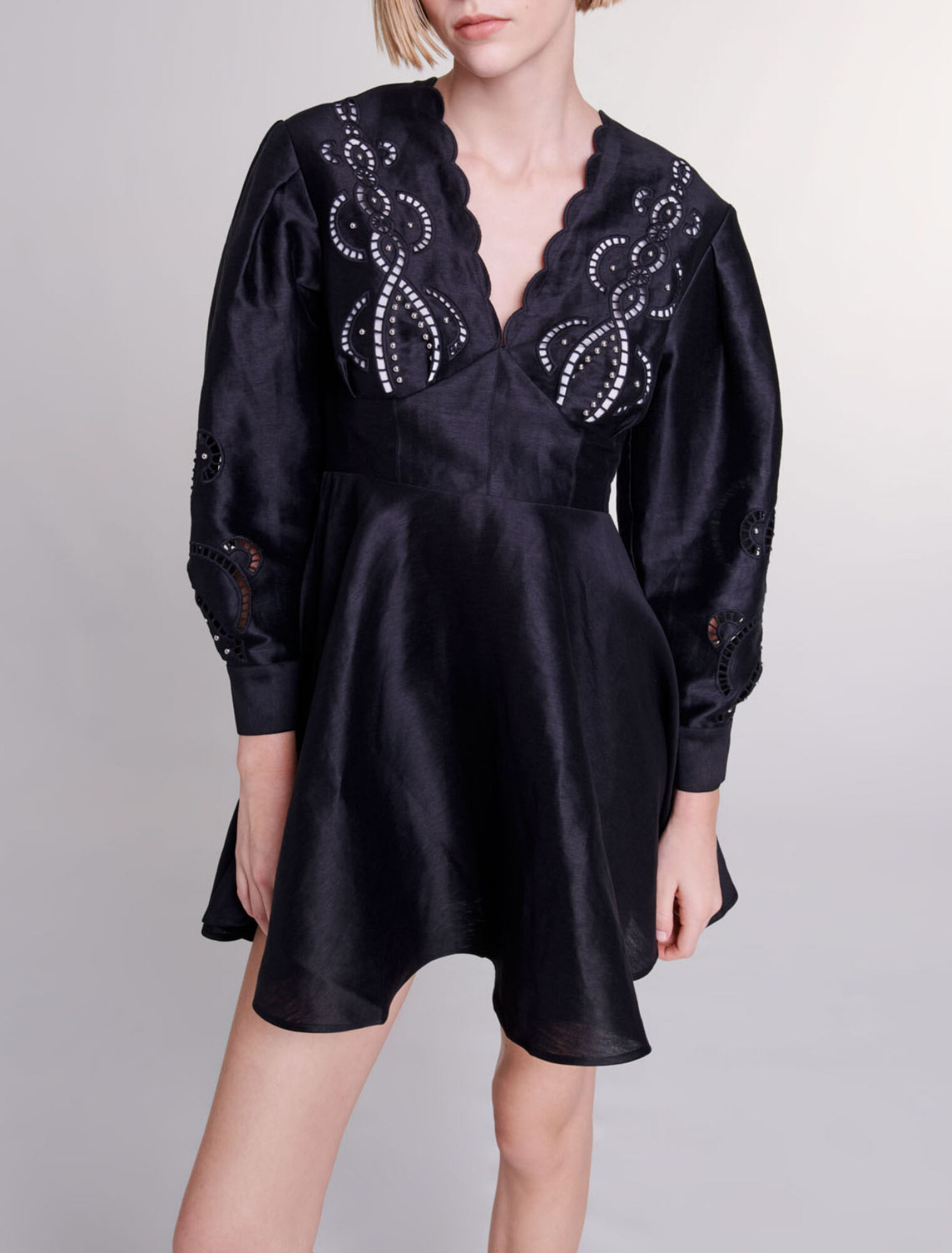 Kurzes Leinenkleid mit Stickerei