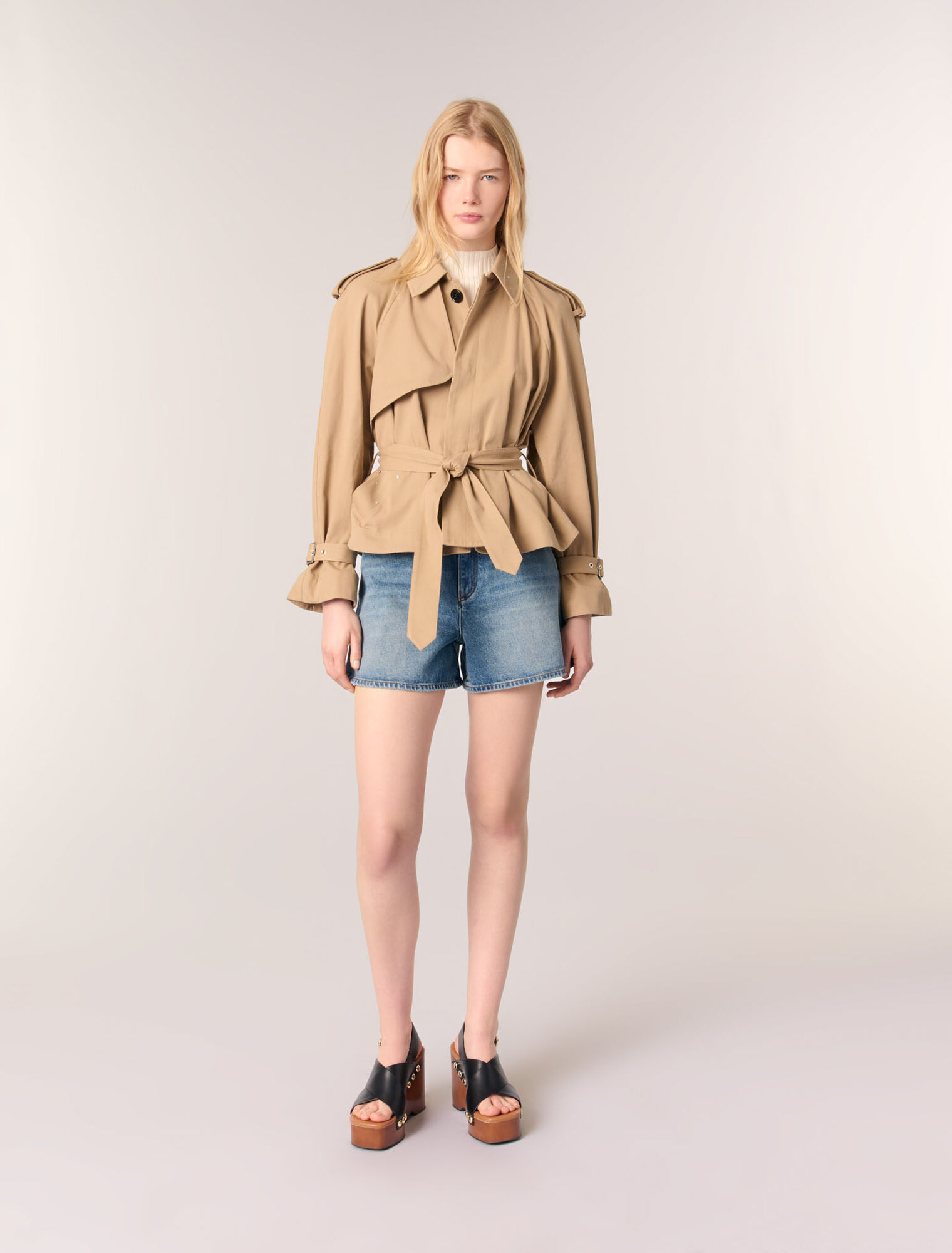Kurzer Trenchcoat mit Nieten