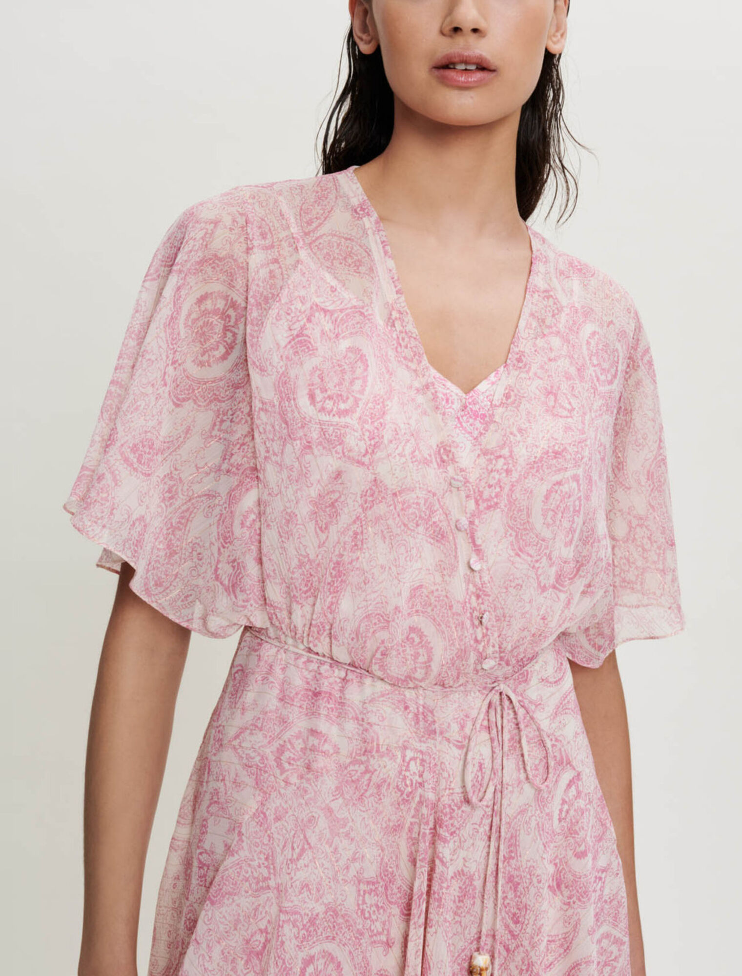 Fließendes Schalkleid mit Kaschmirdruck