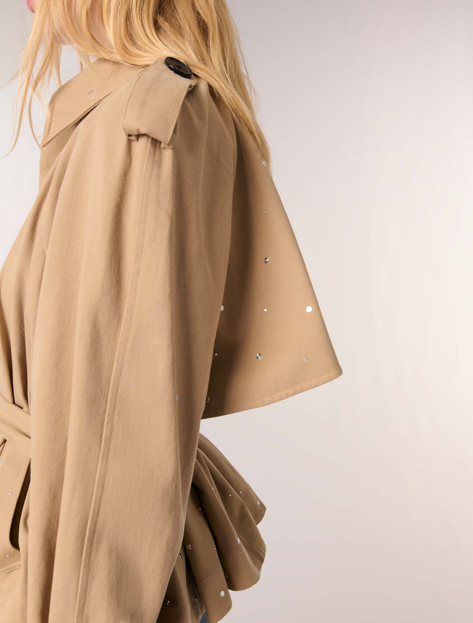 Kurzer Trenchcoat mit Nieten