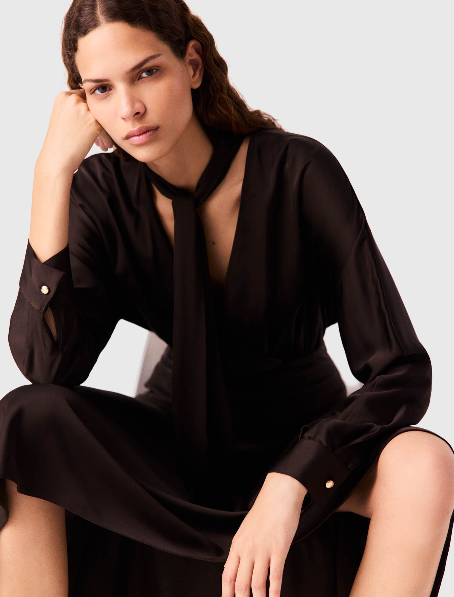Asymmetrisches Midikleid aus Satin