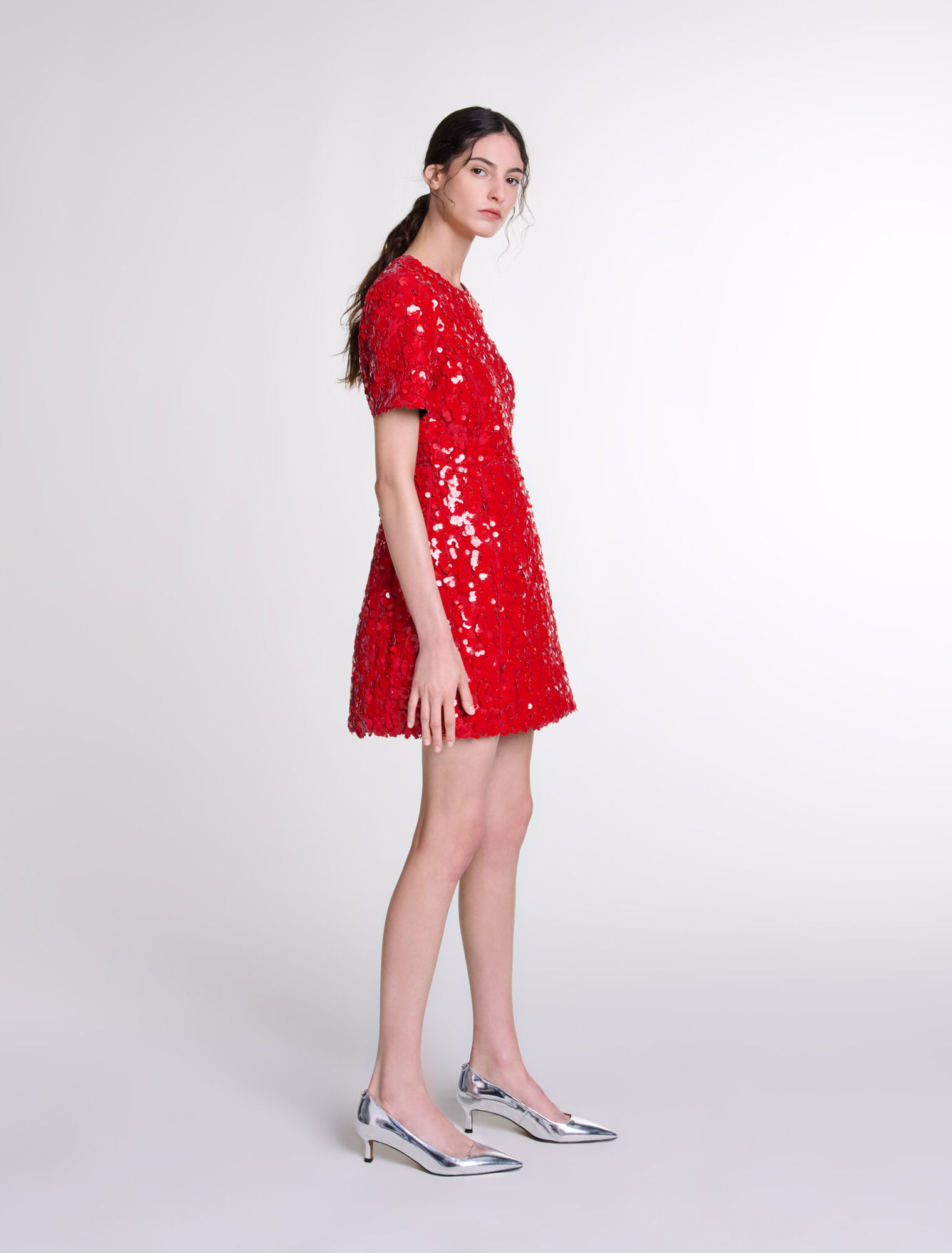 Kurzes Kleid mit Paillettenblumen