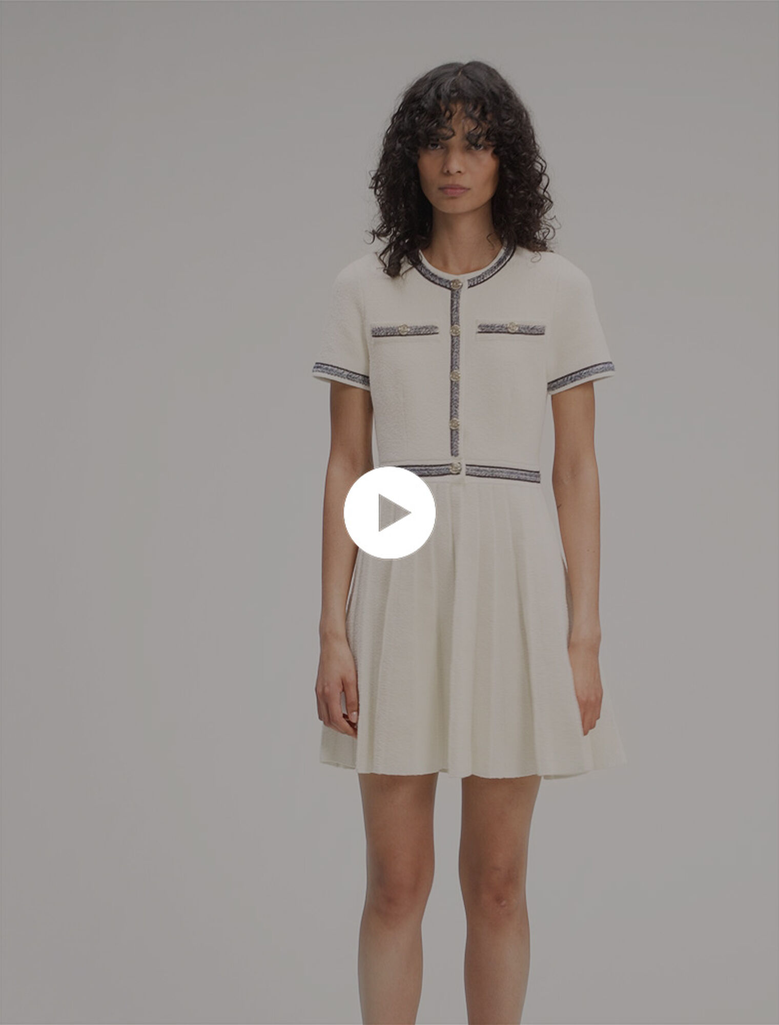 Kurzes Plissee-Kleid aus Strick