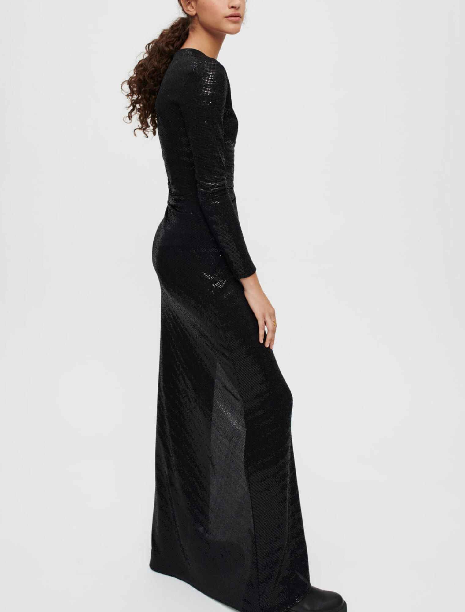 Langes Kleid mit schwarzen Pailletten