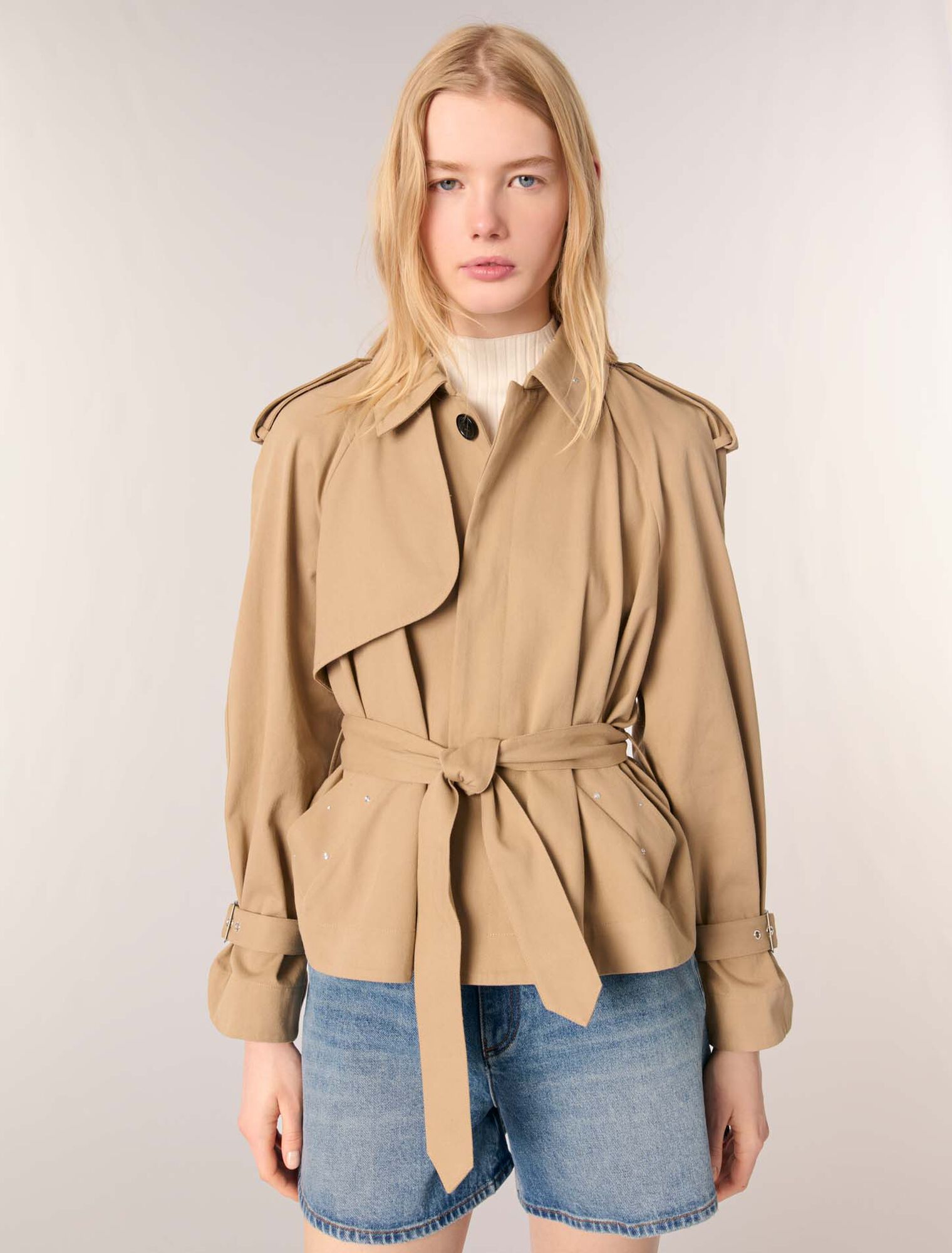 Kurzer Trenchcoat mit Nieten