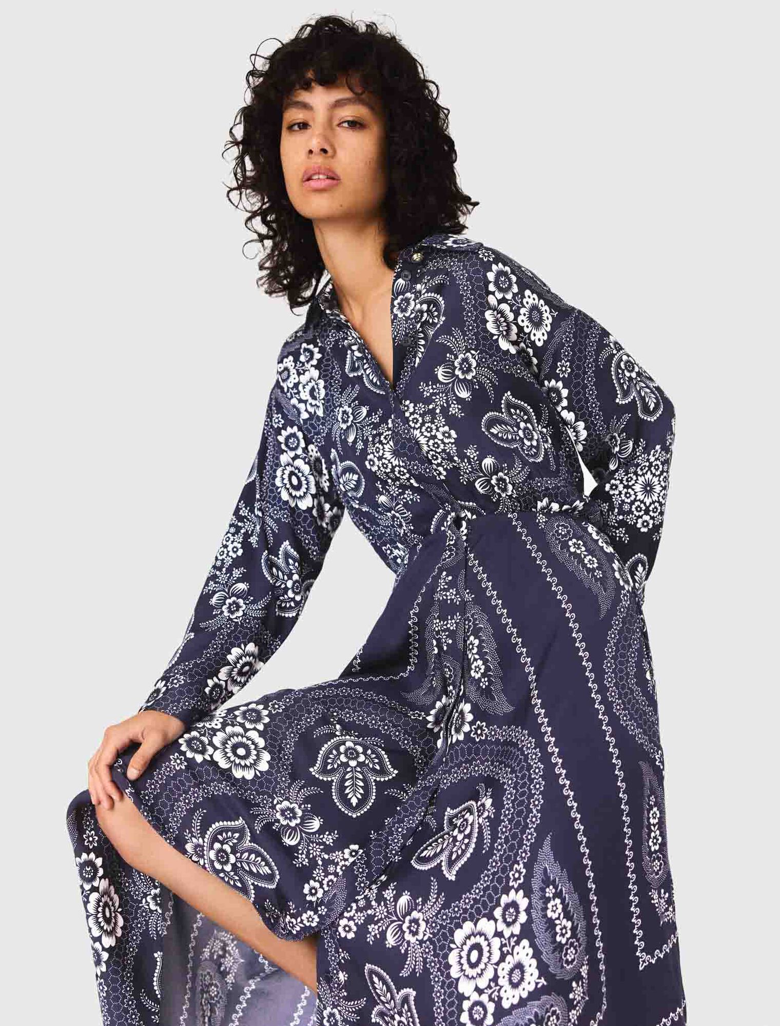 Langes fließendes Kleid mit Print