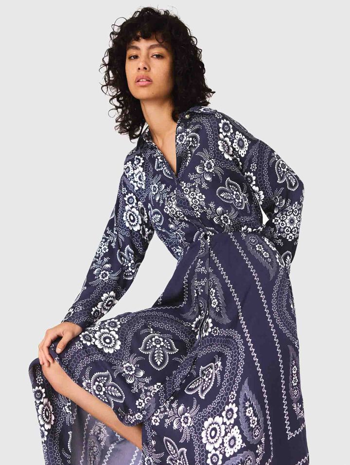Langes fließendes Kleid mit Print