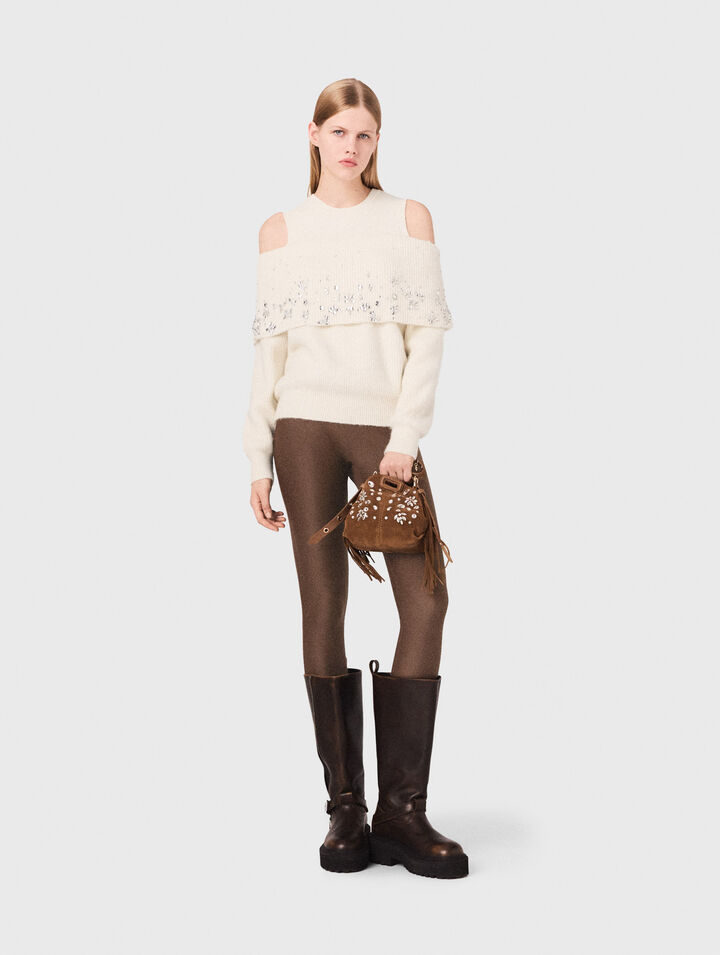 Schulterfreier Pullover mit Schmuck