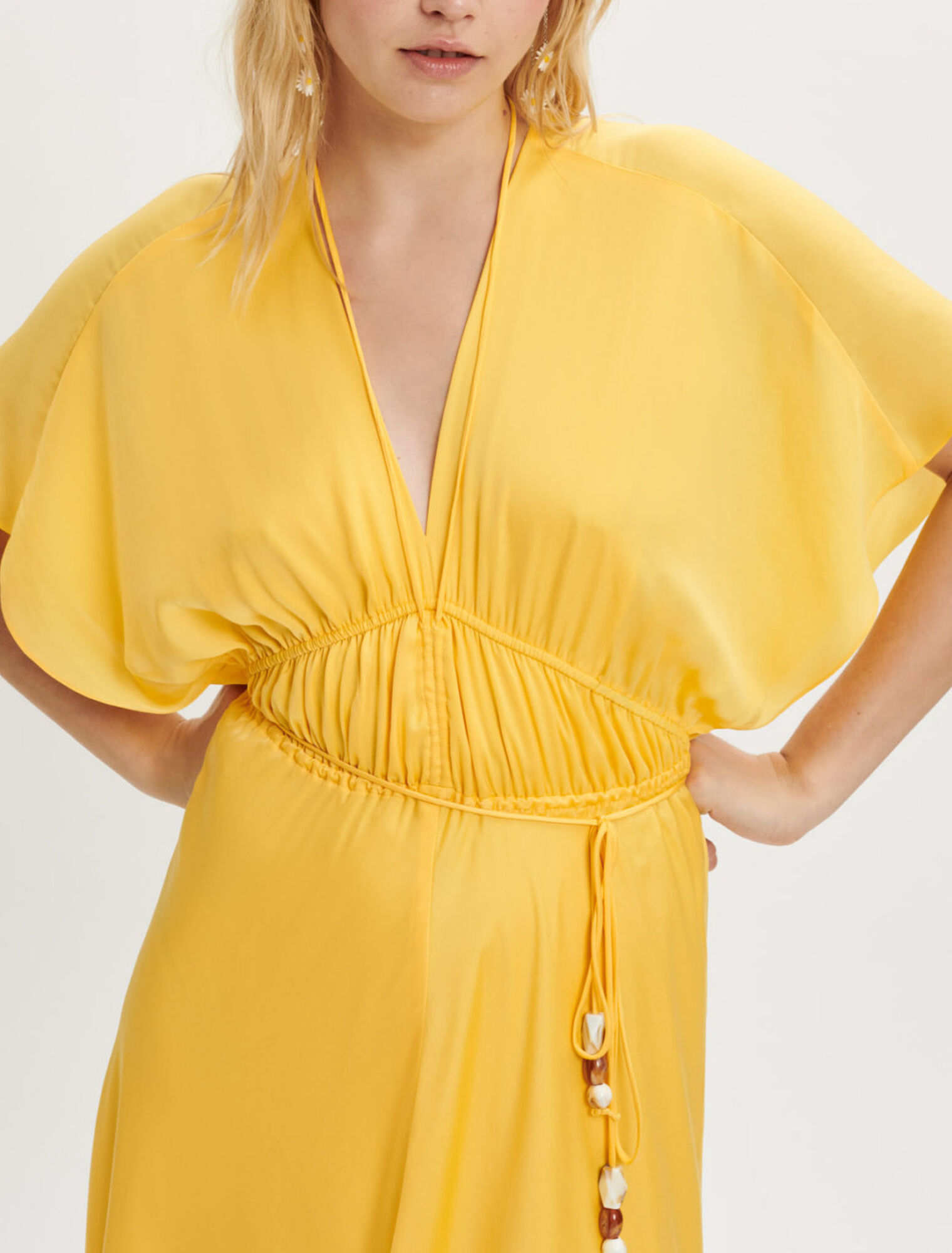 Schalkleid aus Satin mit Perlenschmuck