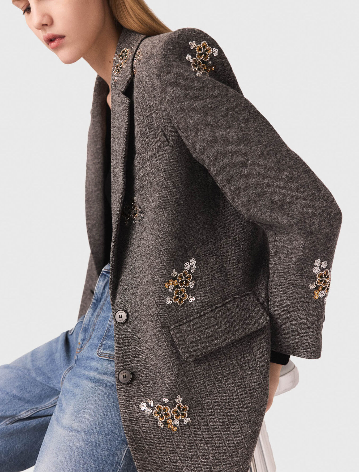 Wolljacke mit bestickten Blumen