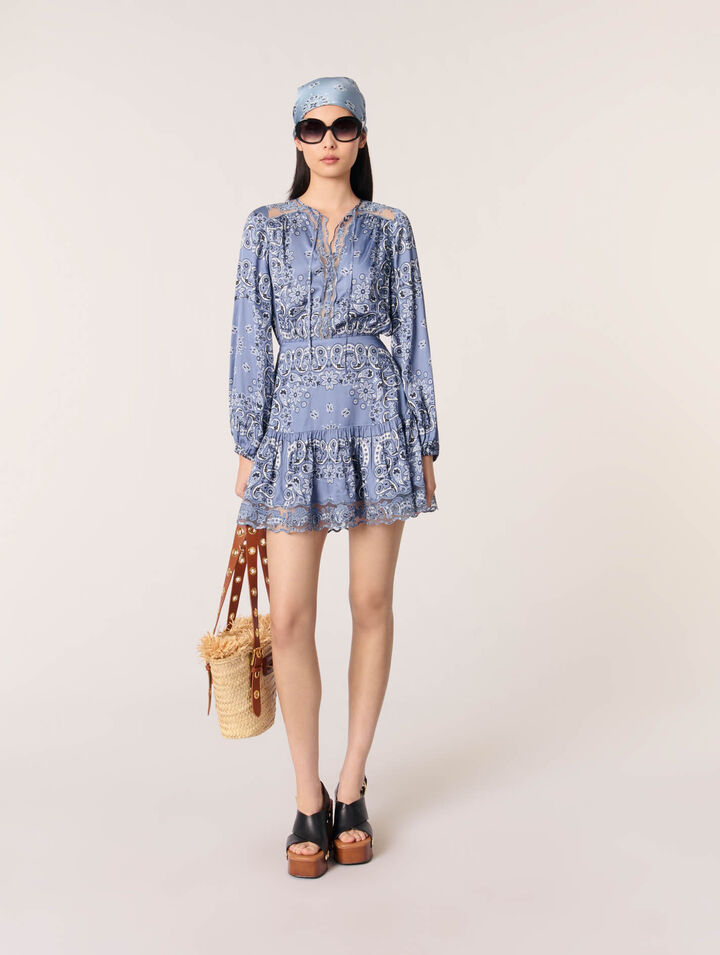 Fließendes kurzes Kleid mit Print