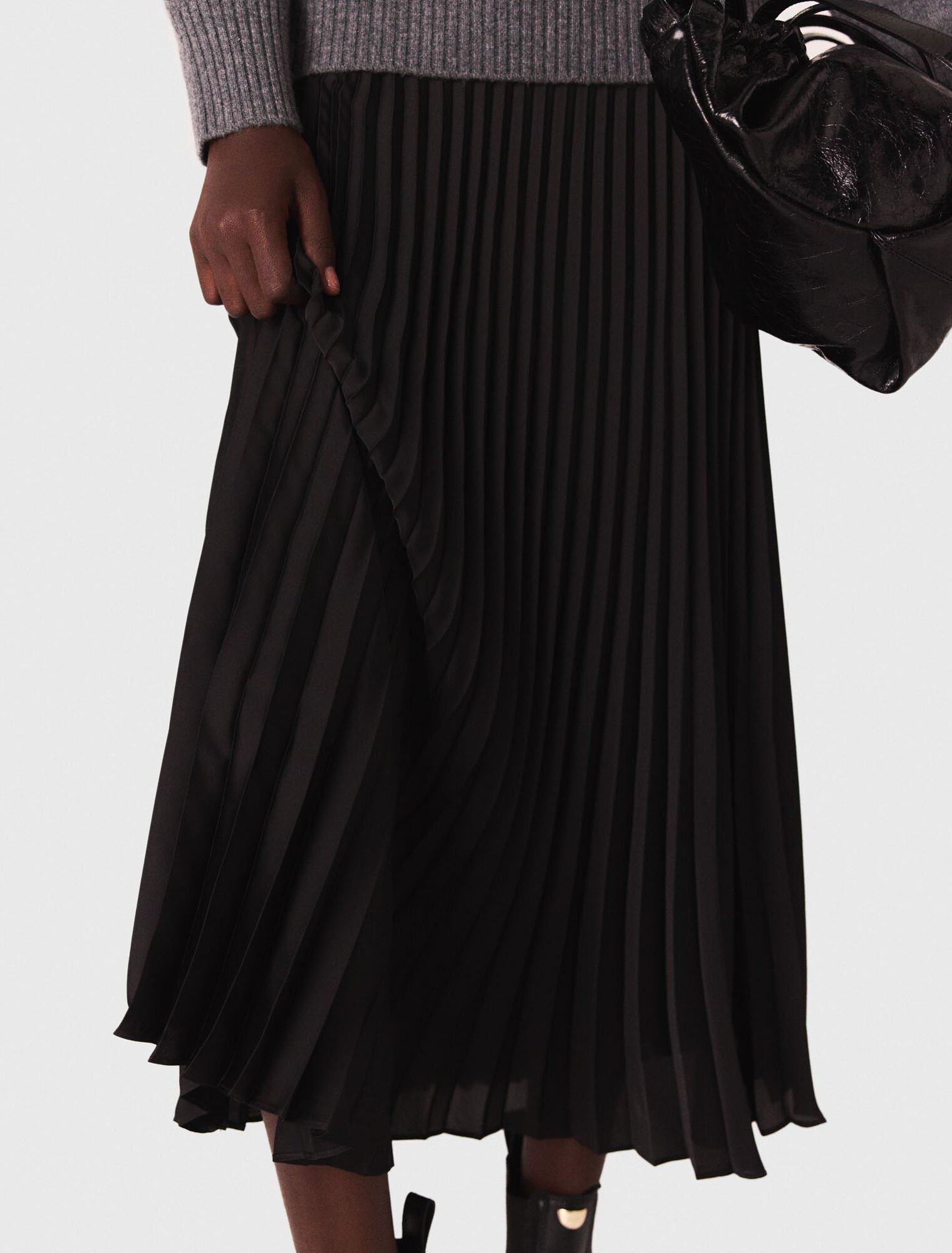 Langes Kleid im Materialmix