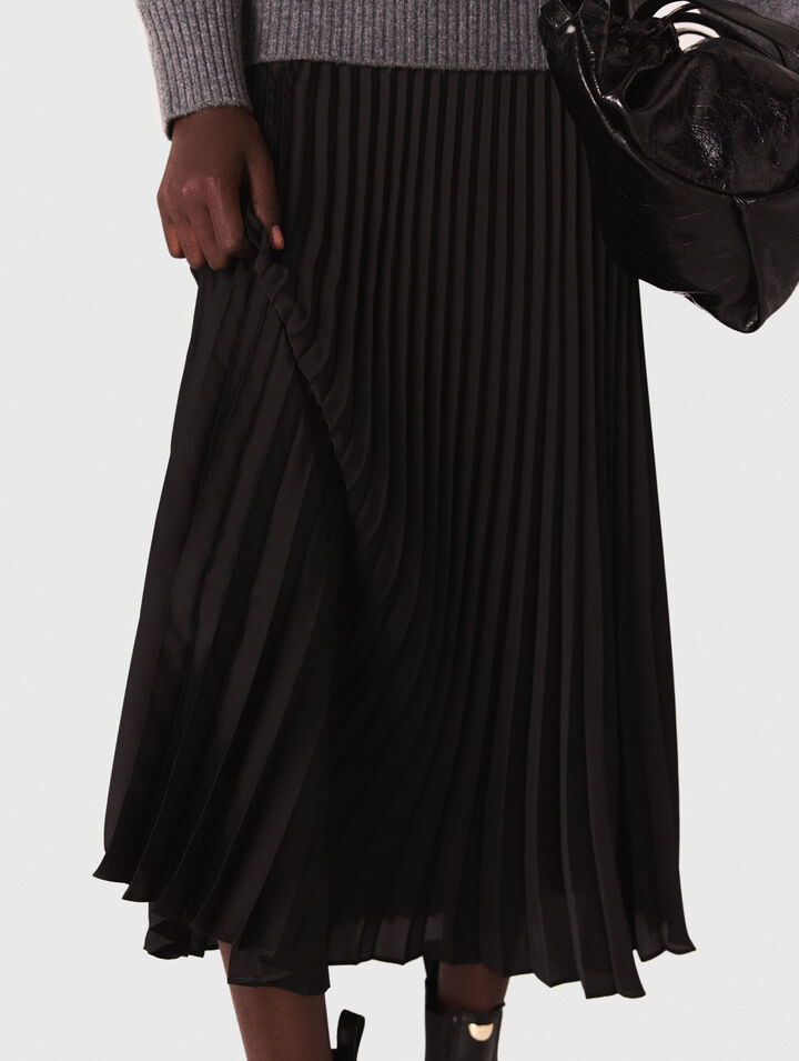 Langes Kleid im Materialmix