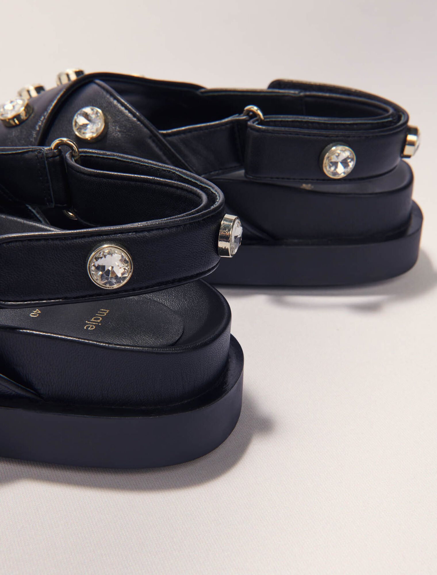Flache Ledersandalen mit Strass