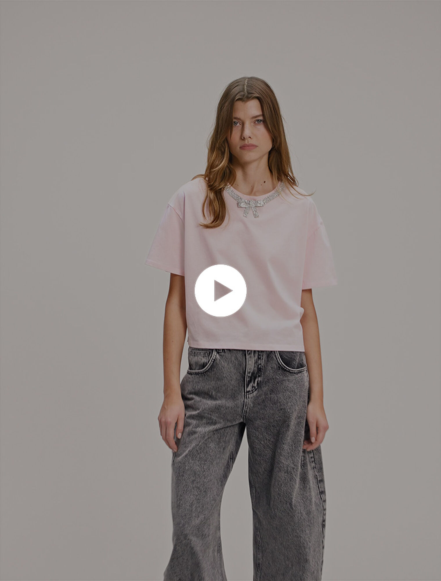 Kurzes T-Shirt mit Schmuckkragen