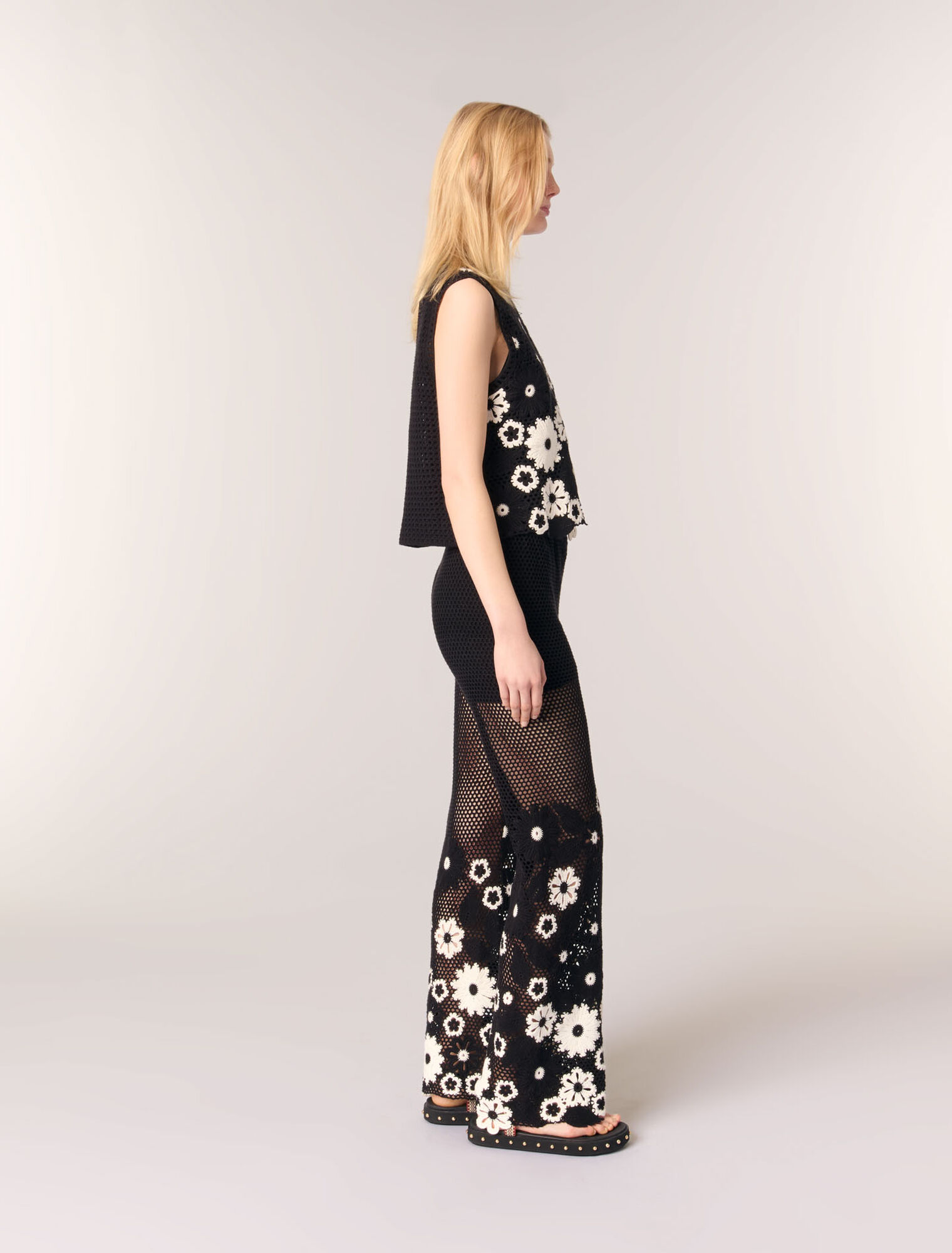 Gehäkelte Hose mit Blumenmotiv