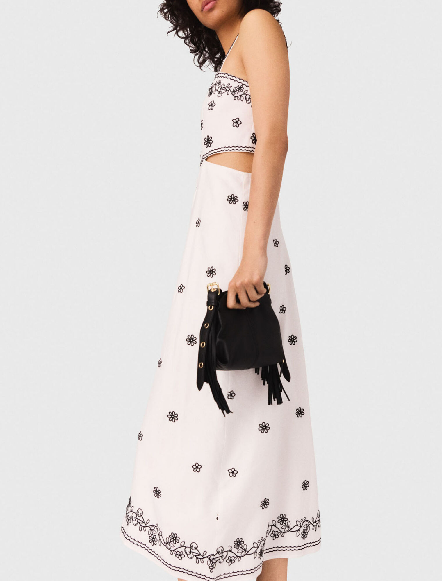 Langes besticktes Kleid mit Cut-out