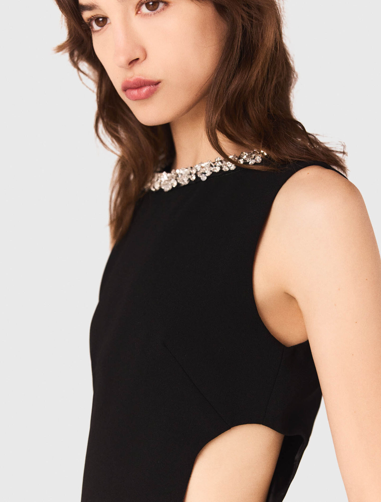 Langes Kleid mit Schmuckkragen