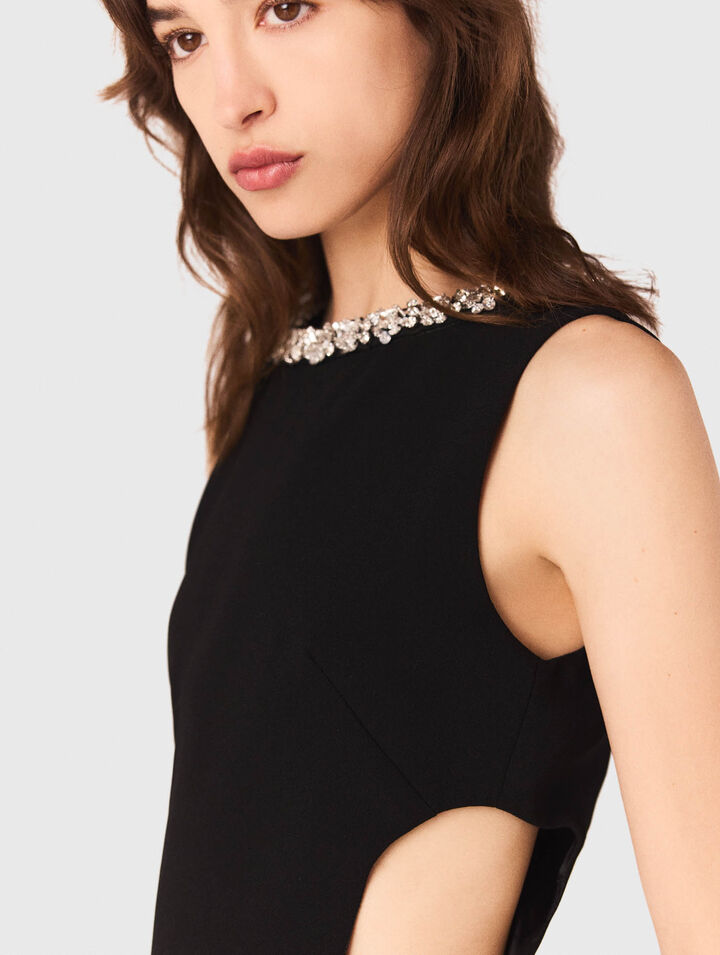 Langes Kleid mit Schmuckkragen
