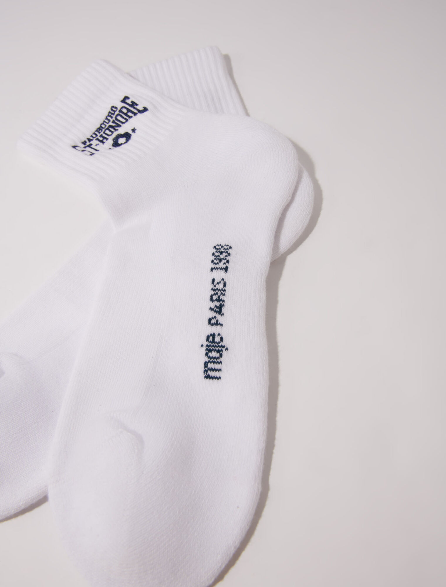 Socken mit Saint Honoré-Stickerei