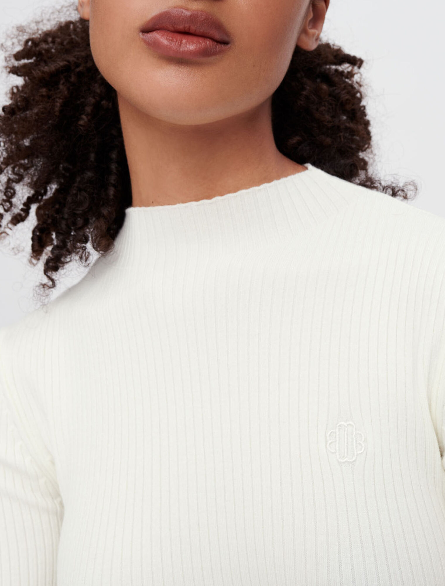 Gerippter Pullover, Metallösen in Gold